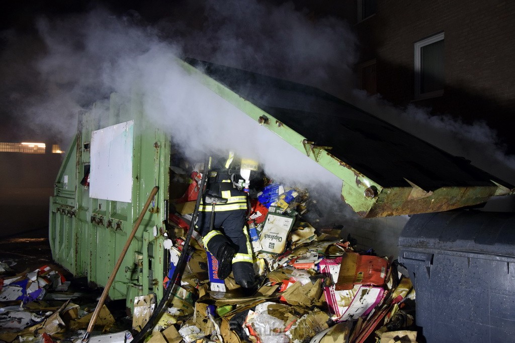 Feuer Papp Presscontainer Koeln Hoehenberg Bochumerstr P338.JPG - Miklos Laubert